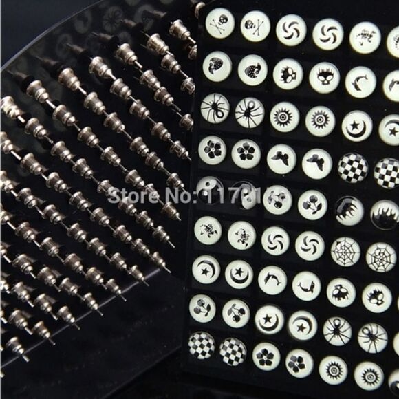 2 Luminescent glow in the dark earring studs - Picture 4 of 5